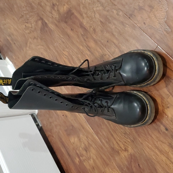 Doc Martens "The Original" Air Wair with Bouncing Soles - Picture 2 of 9